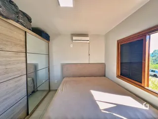 Quarto com cama e armário de madeira.