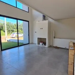 Sala de estar com grandes portas de vidro que oferecem vista para o exterior.