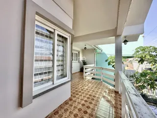 Vista de uma varanda com piso de cerâmica em uma residência no Brasil.
