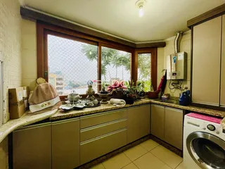 Vista da cozinha com janela de madeira em Lajeado, Brasil.