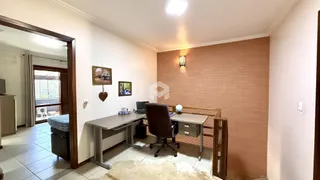 Ambiente interno com parede de tijolos aparentes e divisória de madeira.