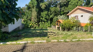 Vista externa de um terreno com grama e vegetação densa em Lajeado, Brasil.