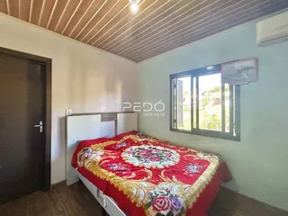 Quarto com cama e janela em um imóvel no Brasil.