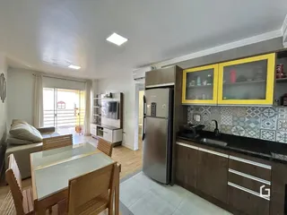 Interior de uma sala de estar com cozinha aberta em Lajeado, Brasil.