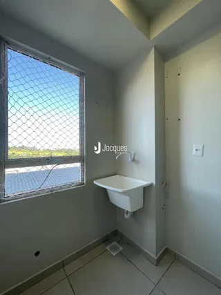 Foto de um banheiro interno com piso de cerâmica e pia branca.