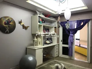 Ambiente interno de uma sala com estantes e porta de vidro.