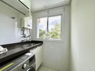 Vista de uma cozinha com bancada e janela em um imóvel no Brasil.