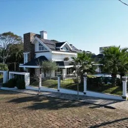 Fachada de uma casa residencial em Lajeado, Brasil, com paisagismo frontal.