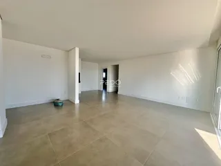 Vista ampla de um ambiente interno com piso de cerâmica claro.