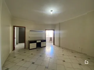 Hall de entrada com piso de cerâmica claro.