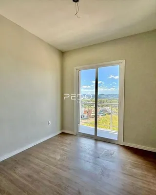 Sala de estar com vista para a paisagem externa através da janela.