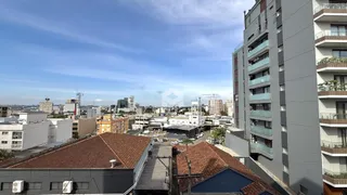 Vista aérea de edifícios na paisagem urbana de Lajeado, Brasil.