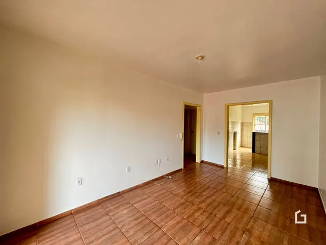 Foto de um ambiente interno com piso de cerâmica.