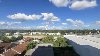 Vista aérea de telhados e áreas verdes de uma propriedade em Lajeado.