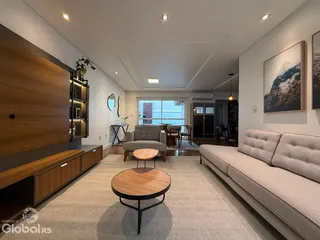 Sala de estar moderna com sofá e decoração em ambiente interno.