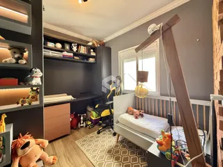 Quarto com decoração e brinquedos em ambiente interno.