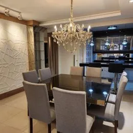 Foto de um ambiente de jantar com mesa e cadeiras em um imóvel.