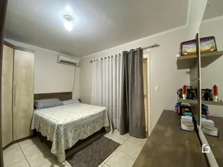 Quarto com cama e armário de madeira.