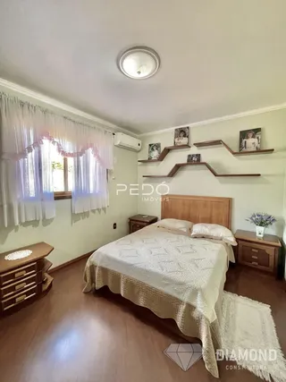 Quarto com cama e decoração de madeira em Lajeado.