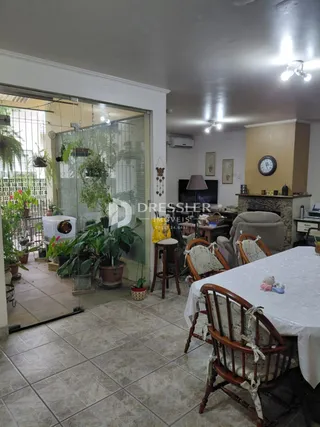 Vista interna de uma área com acesso a um pátio externo.