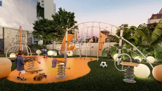 Área de lazer externa com equipamentos de playground e gramado.
