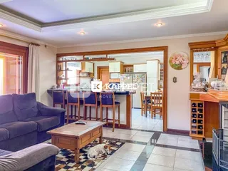 Sala de estar com sofá e piso de cerâmica em um imóvel.