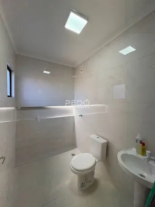 Foto de um banheiro moderno com revestimento branco.