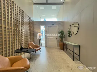Hall de entrada com painéis de madeira e piso claro.