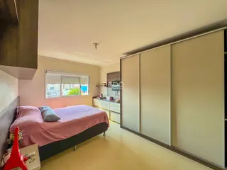 Quarto com cama e armários em um apartamento.
