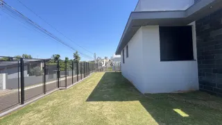 Vista externa de uma residência com jardim e cerca em Lajeado, Brasil.