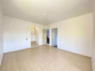 Hall de entrada com piso de cerâmica claro.