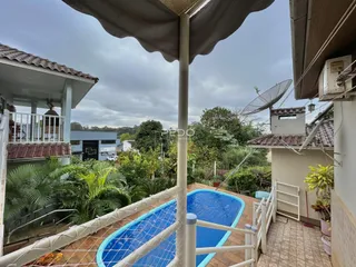 Vista de uma piscina e área externa de uma residência em Lajeado.