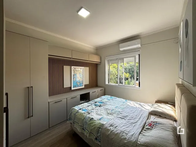 Quarto com armários embutidos e janela.
