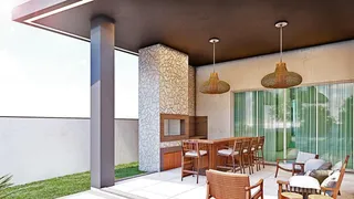 Área externa com mesa de jantar e parede de destaque na residência.