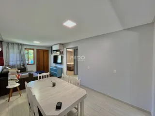 Foto de uma sala de jantar com piso claro e portas de madeira em um imóvel no Brasil.