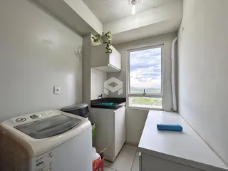 Foto de uma cozinha com máquina de lavar roupa e janela em um imóvel em Lajeado.