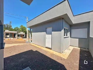 Foto da fachada de uma casa em Lajeado, Brasil, com paredes cinzas e porta branca.