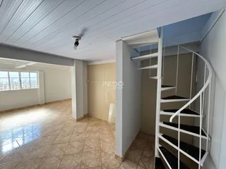 Hall de entrada com piso de cerâmica claro.