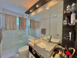 Foto de um banheiro moderno com box de vidro e bancada de mármore.
