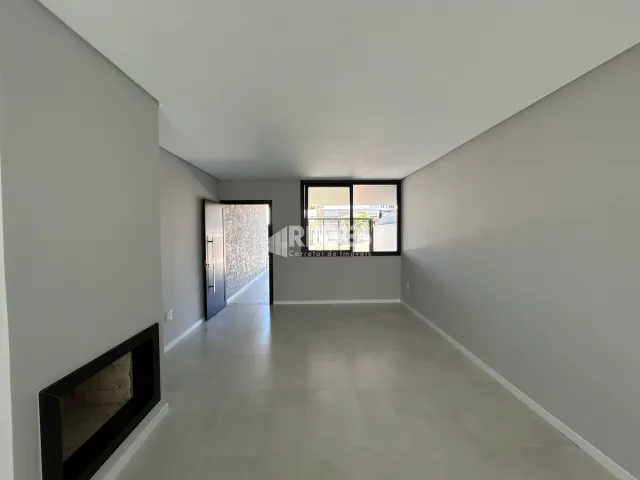 Corredor interno de uma residência com paredes brancas.