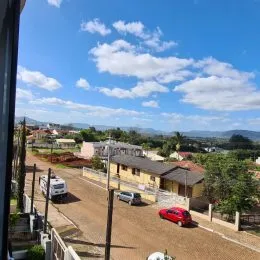 Vista externa de uma área com estrada de terra e vegetação em Lajeado, Brasil.