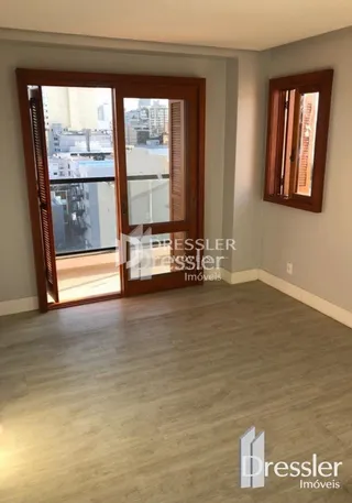 A foto mostra o interior de uma sala com portas de madeira.
