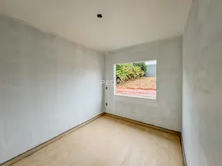 Parede interna de uma residência com piso de cerâmica e abertura para o exterior.