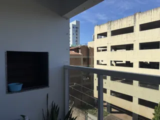 Vista da varanda com vista para um prédio em construção.