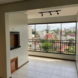 Vista da cidade através da janela da varanda do imóvel.