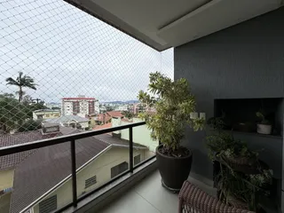 Vista da varanda com vista para telhados e paisagem urbana de Lajeado.