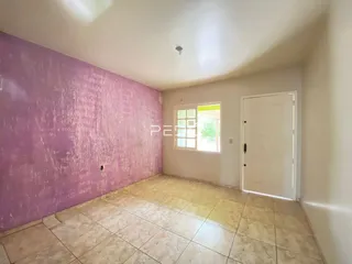 Ambiente interno com paredes rosadas e piso de cerâmica claro.