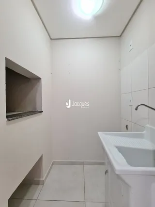 Vista interna de um corredor com paredes brancas.