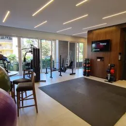 Sala de estar com grandes janelas e iluminação moderna.