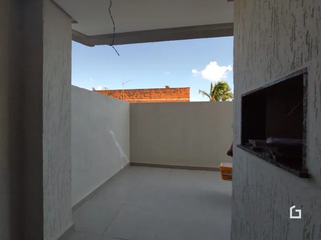 Vista interna de um espaço com paredes brancas e piso claro.